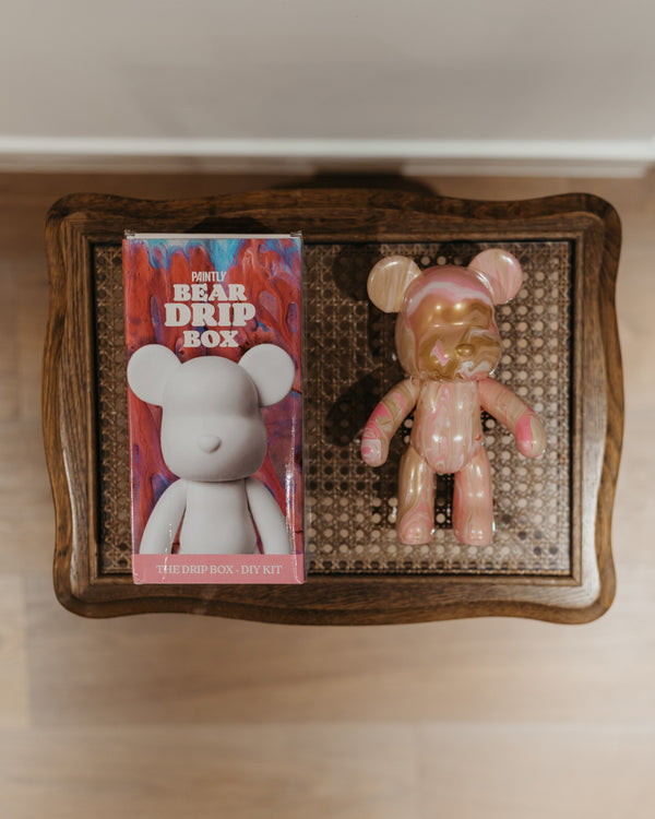 Personne peignant sa figurine d'ours avec le kit Bear Drip Box de Paintly